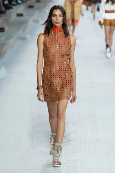 Look 10